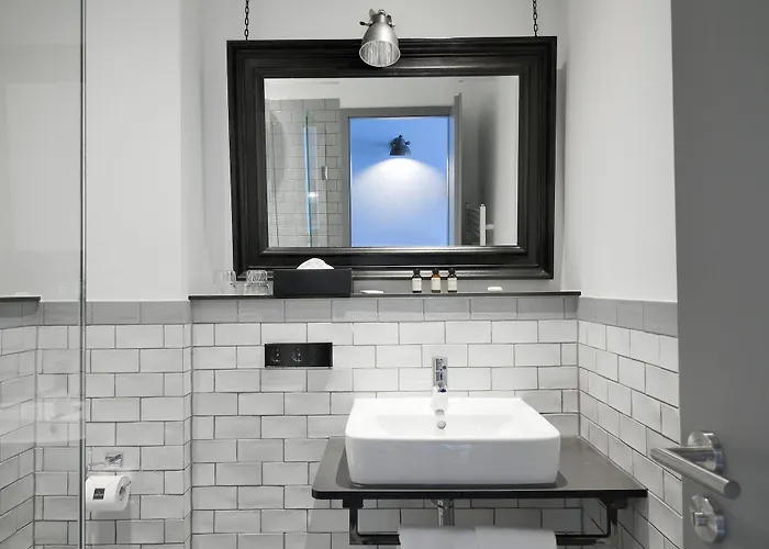 מלון Staytion Urban 3*