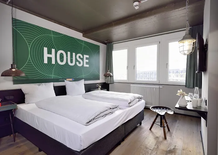 מלון Staytion Urban 3*