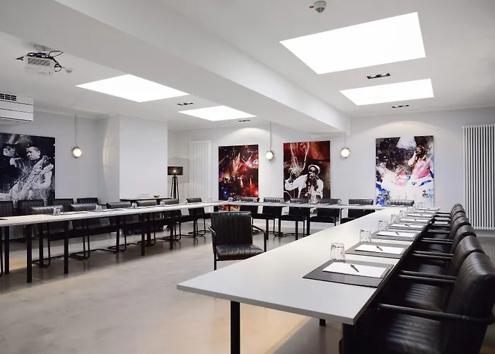 מלון Staytion Urban 3*