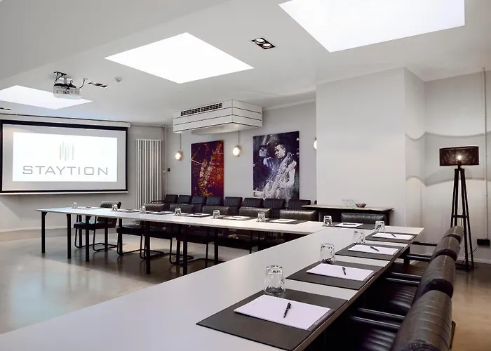 מלון Staytion Urban 3*